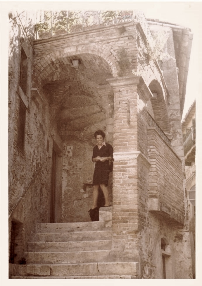 <b>Un sopralluogo di lavoro nei primi anni Settanta.</b><br>
Spesso accompagnata dal fratello Roberto, Vittoria Calzolari in un sopralluogo di lavoro.
<br>Fonte: archivio privato Monica Calzolari (per gentile concessione).
